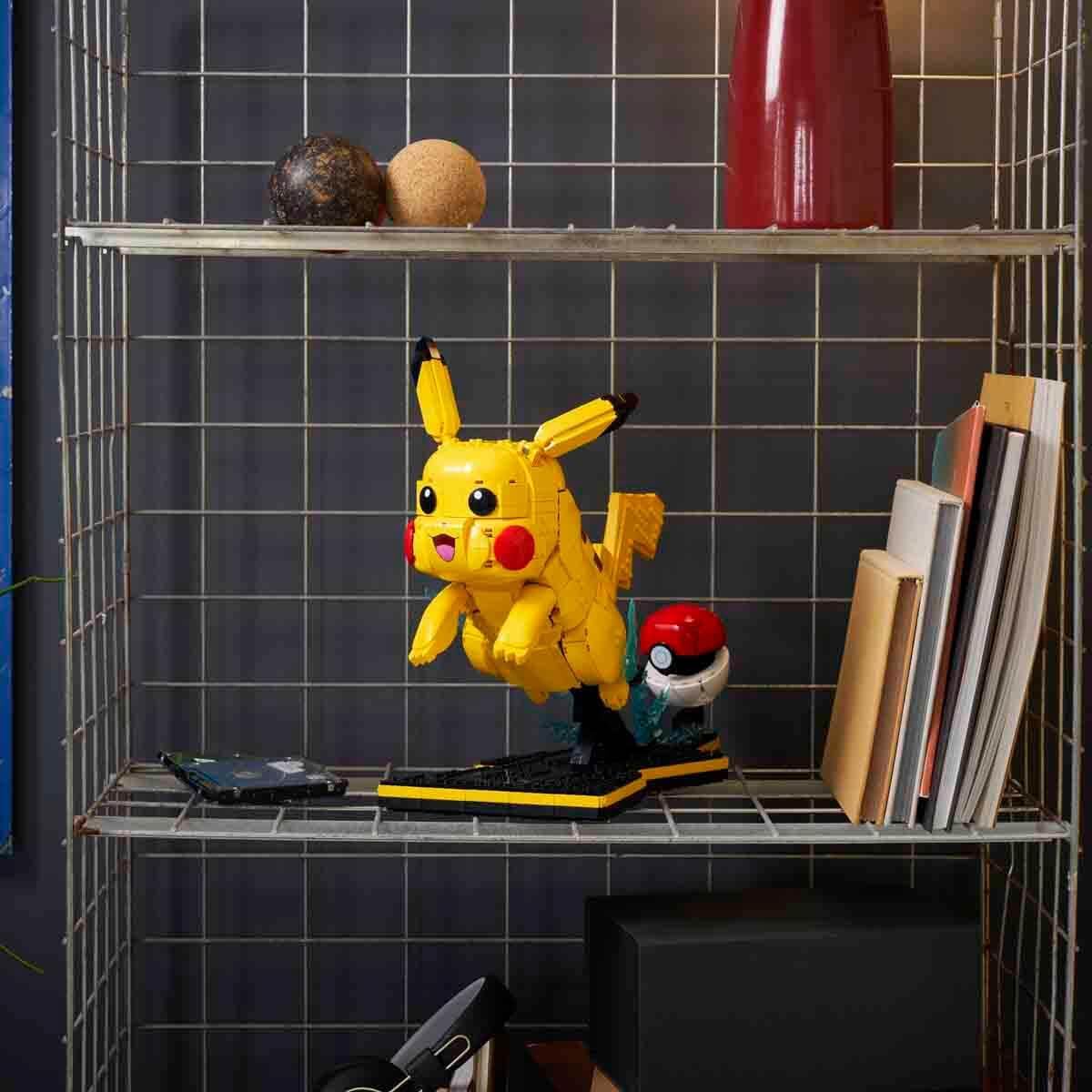 LEGO Pokémon Pikachu und Pokéball – Bauset für Erwachsene – Modellbau mit beweglicher Anime-Figur und dynamischem Ständer – DIY-Dekoration für Zimmer oder Schreibtisch – Geschenk für Gaming-Fans – 72152 – Bild 2