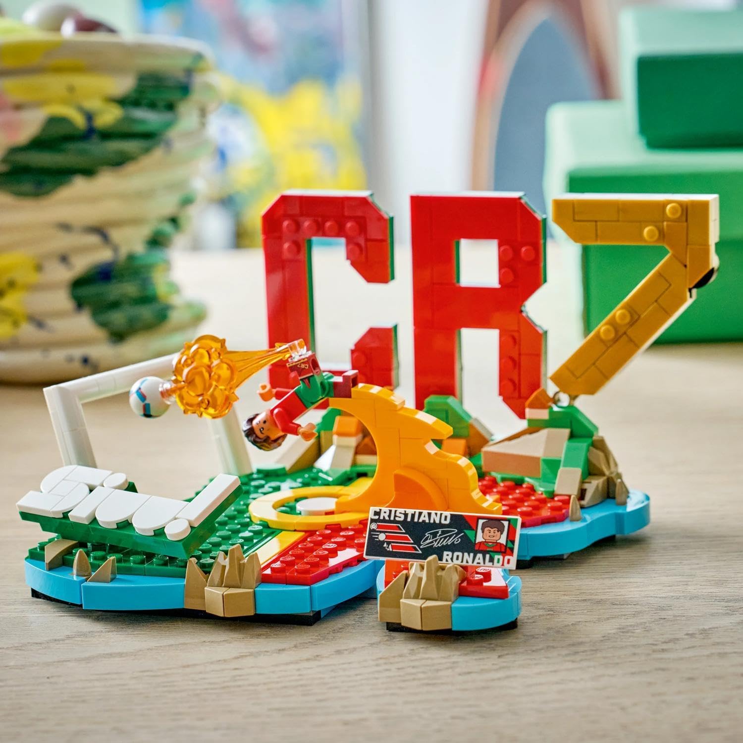 LEGO Editions Cristiano Ronaldo – Fußball-Highlights-Spielzeug – 3D-Modellbau mit Minifigur zum Sammeln – Kinderzimmerdekoration – Geschenk für Jungen, Mädchen ab 10 Jahren und erwachsene Sportfans – Bild 7