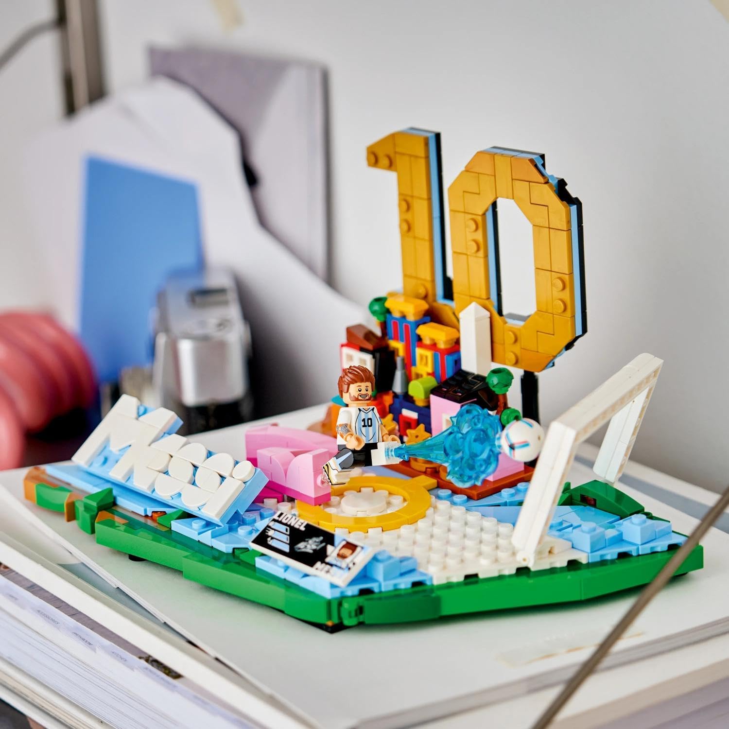 LEGO Editions Lionel Messi – Fußball-Highlights-Spielzeug – 3D-Modellbau mit Minifigur zum Sammeln – Kinderzimmerdekoration – Geschenk für Jungen, Mädchen ab 10 Jahren und erwachsene Sportfans – 43011 – Bild 7
