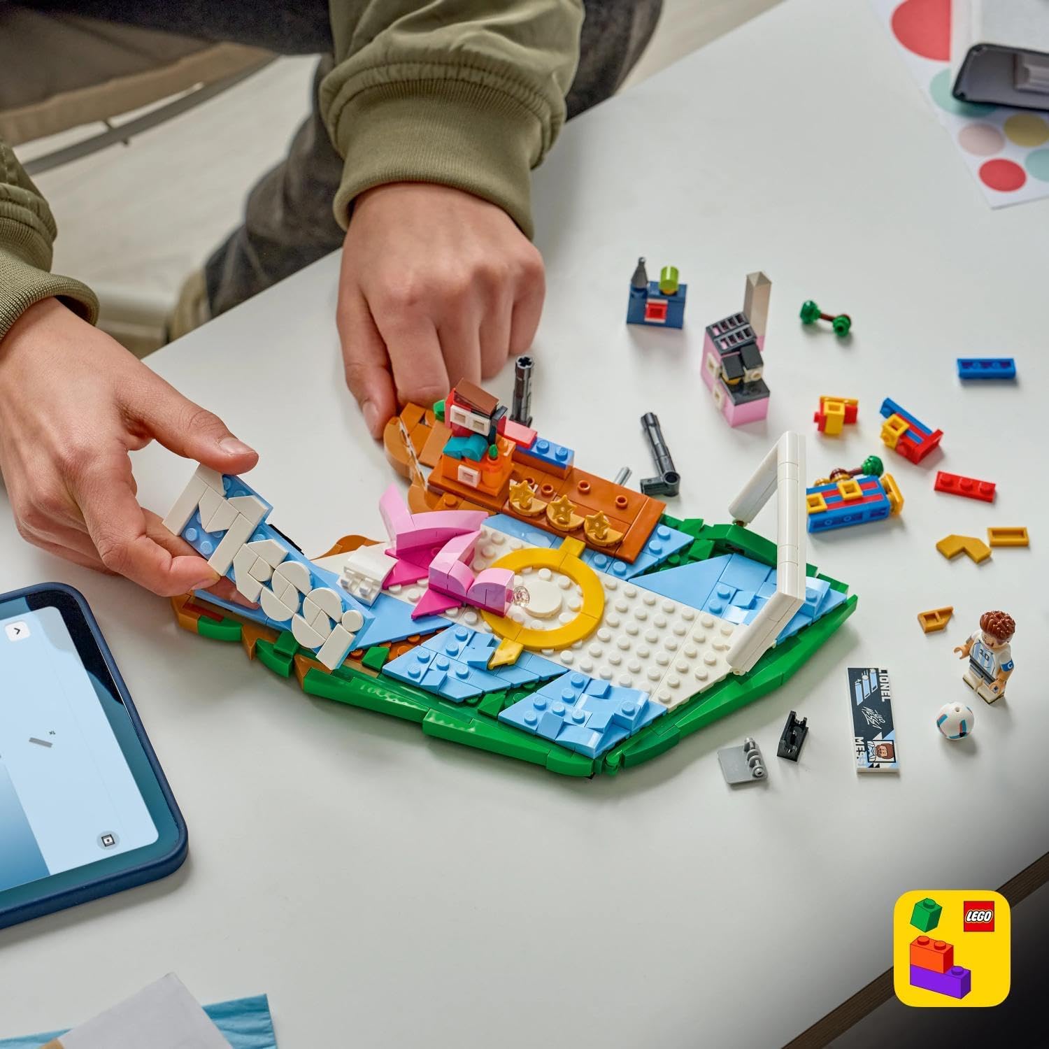 LEGO Editions Lionel Messi – Fußball-Highlights-Spielzeug – 3D-Modellbau mit Minifigur zum Sammeln – Kinderzimmerdekoration – Geschenk für Jungen, Mädchen ab 10 Jahren und erwachsene Sportfans – 43011 – Bild 8