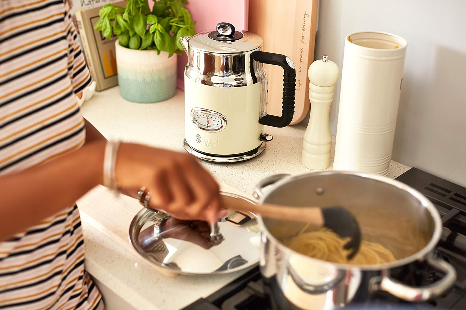 Russell Hobbs Wasserkocher (1,7 l, 2400 W) Retro-Creme und polierter Edelstahl (Schnellkochfunktion, Retro-Design-Wassertemperaturanzeige, externe Wasserstandsanzeige) Vintage-Teekessel 21672-70 – Bild 8