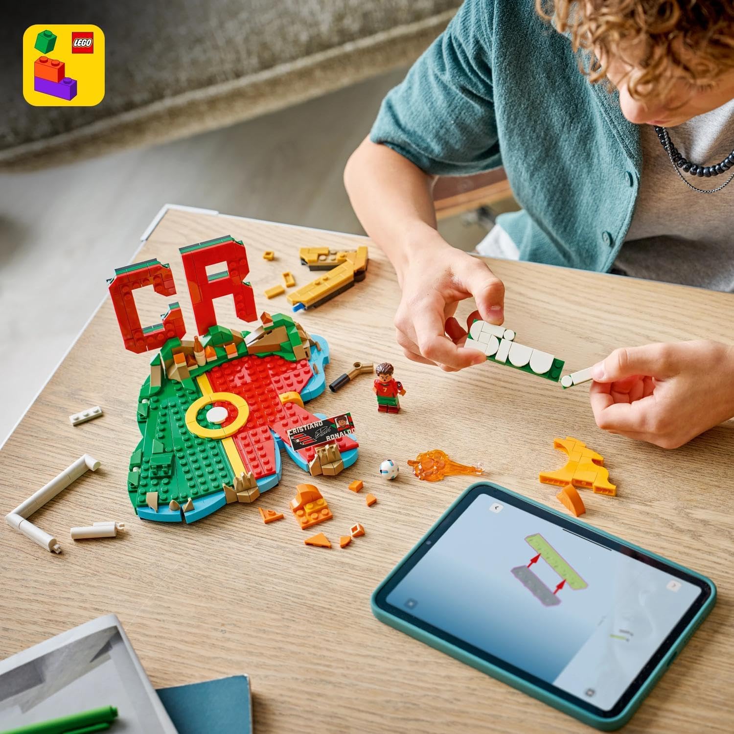 LEGO Editions Cristiano Ronaldo – Fußball-Highlights-Spielzeug – 3D-Modellbau mit Minifigur zum Sammeln – Kinderzimmerdekoration – Geschenk für Jungen, Mädchen ab 10 Jahren und erwachsene Sportfans – Bild 8