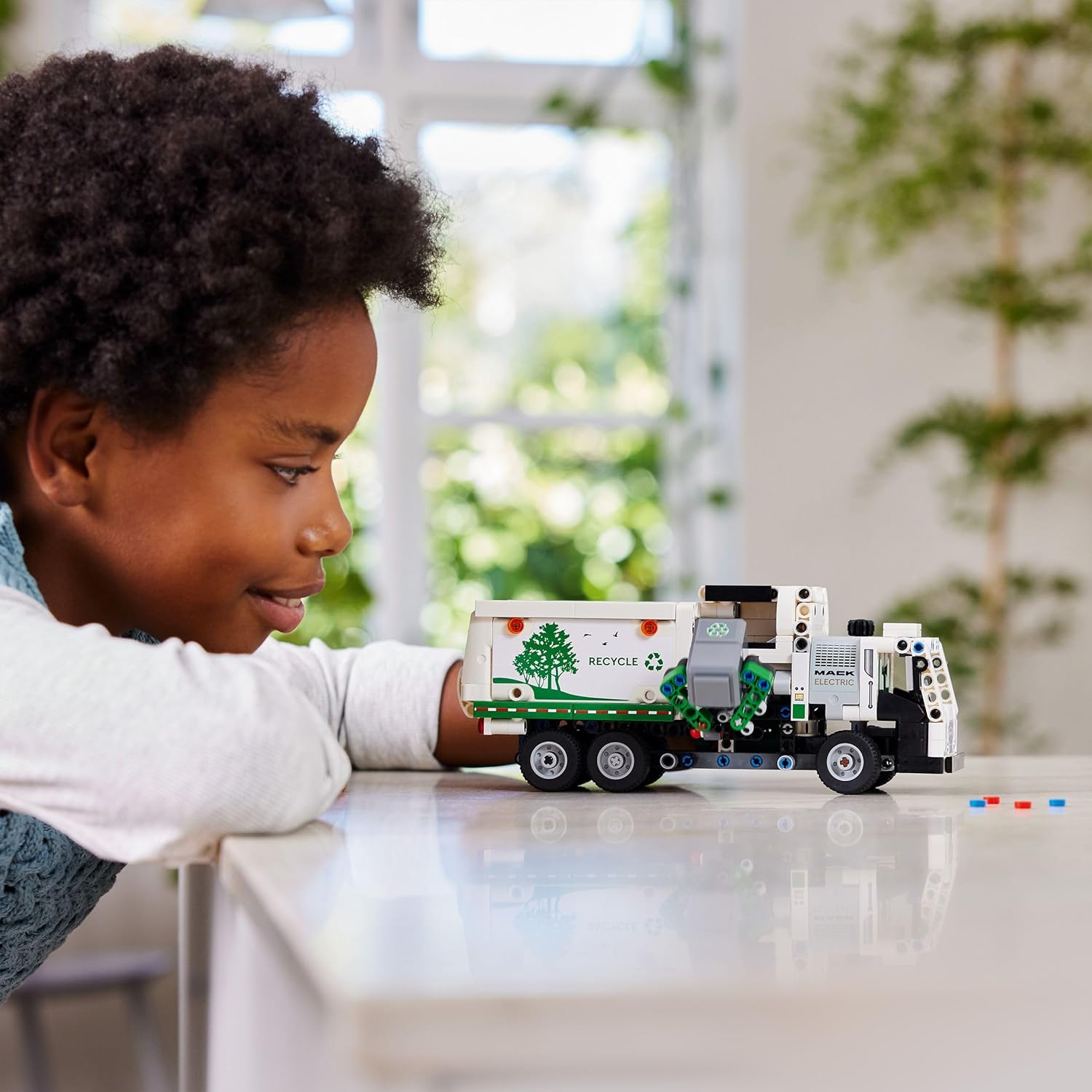 LEGO Technic Mack LR Elektro-Müllwagen, Müllwagenmodell für Recycling-Rollenspiele, baubares LKW-Spielzeug für Kinder, Autogeschenk für Jungen und Mädchen ab 8 Jahren, die Fahrzeuge lieben 42167 – Bild 8