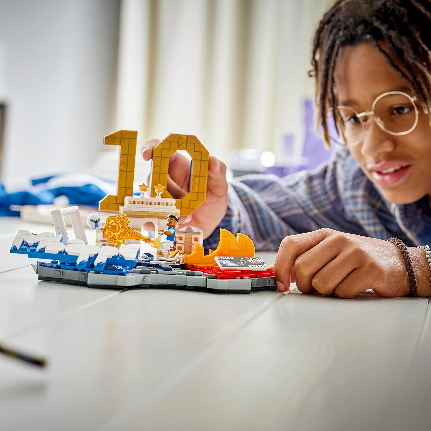 LEGO Editions Kylian Mbappé – Fußball-Highlights-Spielzeug – 3D-Modellbau mit Minifigur zum Sammeln – Kinderzimmerdekoration – Geschenk für Jungen, Mädchen ab 10 Jahren und erwachsene Sportfans – 43013 – Bild 7