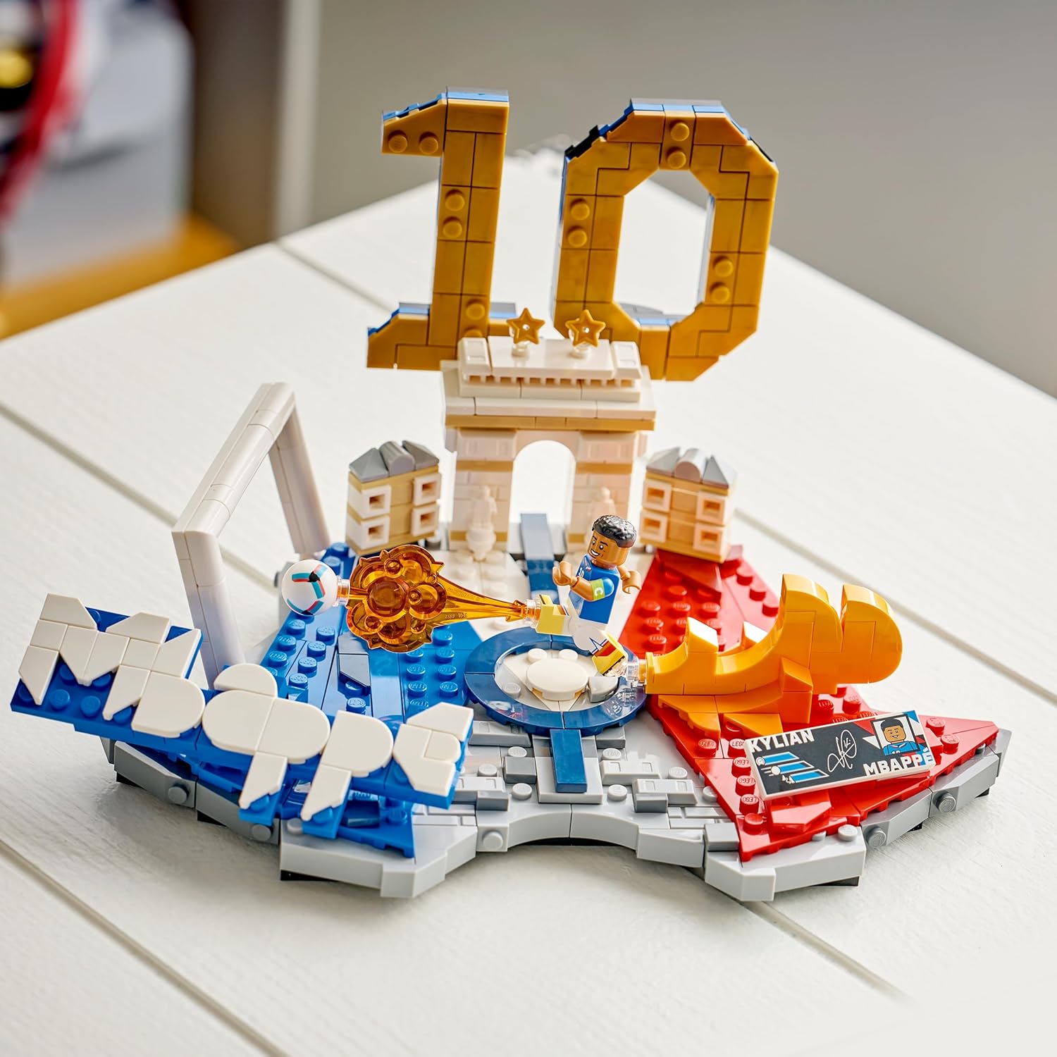 LEGO Editions Kylian Mbappé – Fußball-Highlights-Spielzeug – 3D-Modellbau mit Minifigur zum Sammeln – Kinderzimmerdekoration – Geschenk für Jungen, Mädchen ab 10 Jahren und erwachsene Sportfans – 43013 – Bild 6