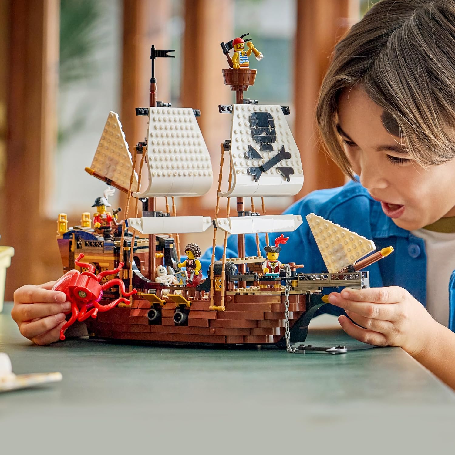LEGO Creator Legendäres Piratenschiff-Spielzeug, Modellbau mit 2 Bauoptionen, Schloss oder 2 Zwillingsbooten, Kinderzimmerdekoration, Geburtstagsgeschenk für Jungen und Mädchen ab 9 Jahren, 31387 – Bild 8